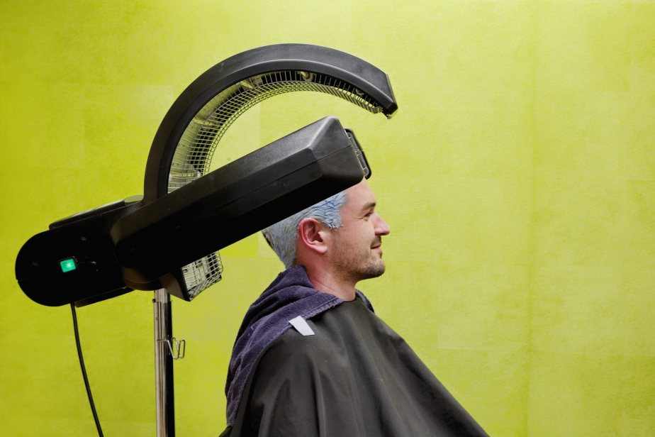 Fabian Notter aus Haemikon/Hitzkirch laesst sich von seiner Schwester Vanessa Notter die Haare fuer die bevorstehende Fasnacht grau einfaerben