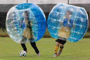 Zweikampf JuniorInnen am 2. Bubble Fussball Turnier des FC Hitzkirch auf dem Sportplatz Hegler Hitzkirch.