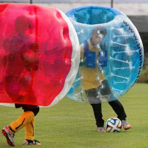 Zweikampf JuniorInnen am 2. Bubble Fussball Turnier des FC Hitzkirch auf dem Sportplatz Hegler Hitzkirch.