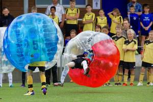 Rückstoss durch Aufprallenergie: Zweikampf JuniorInnen am 2. Bubble Fussball Turnier des FC Hitzkirch auf dem Sportplatz Hegler Hitzkirch.