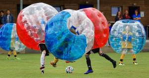 Rückstoss durch Aufprallenergie: Zweikampf JuniorInnen am 2. Bubble Fussball Turnier des FC Hitzkirch auf dem Sportplatz Hegler Hitzkirch.