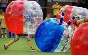 Kopfball: Zweikampf JuniorInnen am 2. Bubble Fussball Turnier des FC Hitzkirch auf dem Sportplatz Hegler Hitzkirch.