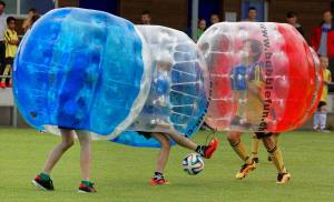 Zweikampf JuniorInnen am 2. Bubble Fussball Turnier des FC Hitzkirch auf dem Sportplatz Hegler Hitzkirch.