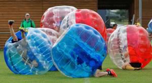 Umwerfender Fussball: JuniorInnen am 2. Bubble Fussball Turnier des FC Hitzkirch auf dem Sportplatz Hegler Hitzkirch.
