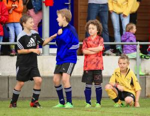 Elia wartet mit Freund Simon (rechts) auf seinen Einsatz.