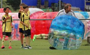 Umwerfender Fussball: JuniorInnen am 2. Bubble Fussball Turnier des FC Hitzkirch auf dem Sportplatz Hegler Hitzkirch.