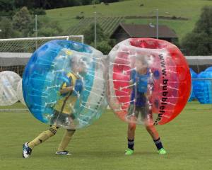 Zweikampf JuniorInnen am 2. Bubble Fussball Turnier des FC Hitzkirch auf dem Sportplatz Hegler Hitzkirch.