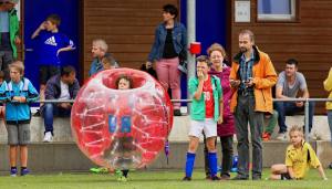 Sehnsüchtiges Warten auf den Einsatz in Begleitung seiner Eltern und Freund Simon (rechts).