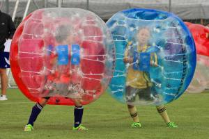 Elia im Zweikampf mit einer gegnerischen Juniorin am 2. Bubble Fussball Turnier des FC Hitzkirch auf dem Sportplatz Hegler Hitzkirch.