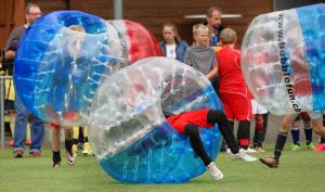 Fussball im Liegen: Zweikampf JuniorInnen am 2. Bubble Fussball Turnier des FC Hitzkirch auf dem Sportplatz Hegler Hitzkirch.