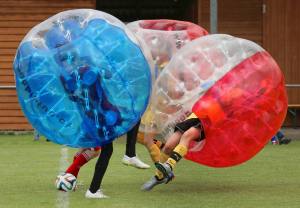 Relativitätstheorie auf dem Fussballplatz: Zweikampf JuniorInnen am 2. Bubble Fussball Turnier des FC Hitzkirch auf dem Sportplatz Hegler Hitzkirch.