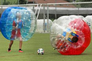 Relativitätstheorie auf dem Fussballplatz: Zweikampf JuniorInnen am 2. Bubble Fussball Turnier des FC Hitzkirch auf dem Sportplatz Hegler Hitzkirch.