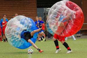 Relativitätstheorie auf dem Fussballplatz: Zweikampf JuniorInnen am 2. Bubble Fussball Turnier des FC Hitzkirch auf dem Sportplatz Hegler Hitzkirch.