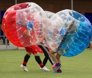 Relativitätstheorie auf dem Fussballplatz: Zweikampf JuniorInnen am 2. Bubble Fussball Turnier des FC Hitzkirch auf dem Sportplatz Hegler Hitzkirch.