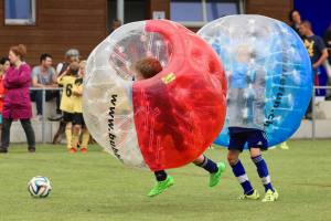 Relativitätstheorie auf dem Fussballplatz: Zweikampf JuniorInnen am 2. Bubble Fussball Turnier des FC Hitzkirch auf dem Sportplatz Hegler Hitzkirch.