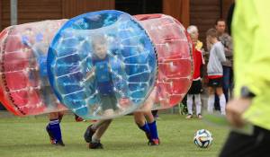 Zweikampf JuniorInnen am 2. Bubble Fussball Turnier des FC Hitzkirch auf dem Sportplatz Hegler Hitzkirch.
