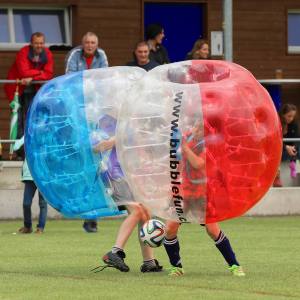 Harter Zweikampf: Elia, der "Ruud Gullit" von Sulz/LU am 2. Bubble Fussball Turnier des FC Hitzkirch auf dem Sportplatz Hegler Hitzkirch.