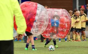 Harter Zweikampf: Elia, der "Ruud Gullit" von Sulz/LU am 2. Bubble Fussball Turnier des FC Hitzkirch auf dem Sportplatz Hegler Hitzkirch.