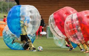Relativitätstheorie auf dem Fussballplatz: Zweikampf JuniorInnen am 2. Bubble Fussball Turnier des FC Hitzkirch auf dem Sportplatz Hegler Hitzkirch.