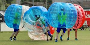 Relativitätstheorie auf dem Fussballplatz: Zweikampf am 2. Bubble Fussball Turnier des FC Hitzkirch auf dem Sportplatz Hegler Hitzkirch.