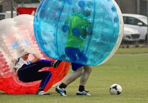 Relativitätstheorie auf dem Fussballplatz: Zweikampf am 2. Bubble Fussball Turnier des FC Hitzkirch auf dem Sportplatz Hegler Hitzkirch.