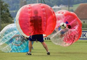 Relativitätstheorie auf dem Fussballplatz: Dreikampf am 2. Bubble Fussball Turnier des FC Hitzkirch auf dem Sportplatz Hegler Hitzkirch.