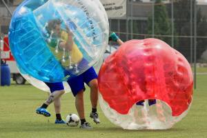 Relativitätstheorie auf dem Fussballplatz: Zweikampf am 2. Bubble Fussball Turnier des FC Hitzkirch auf dem Sportplatz Hegler Hitzkirch.