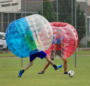 Relativitätstheorie auf dem Fussballplatz: 2. Bubble Fussball Turnier des FC Hitzkirch auf dem Sportplatz Hegler Hitzkirch.