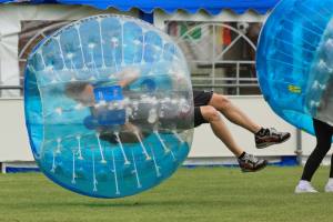 Schwebeball am 2. Bubble Fussball Turnier des FC Hitzkirch auf dem Sportplatz Hegler Hitzkirch.