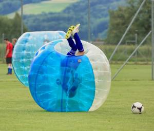 Relativitätstheorie auf dem Fussballplatz: Kopfball am 2. Bubble Fussball Turnier des FC Hitzkirch auf dem Sportplatz Hegler Hitzkirch.