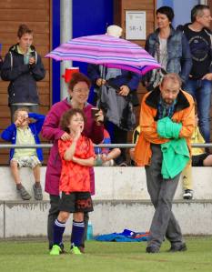 Im Schutz der Eltern: Elia, der "Ruud Gullit" von Sulz/LU am 2. Bubble Fussball Turnier des FC Hitzkirch auf dem Sportplatz Hegler Hitzkirch.