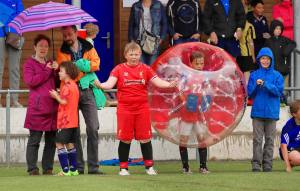 Im Schutz der Eltern: Elia, der "Ruud Gullit" von Sulz/LU am 2. Bubble Fussball Turnier des FC Hitzkirch auf dem Sportplatz Hegler Hitzkirch.
