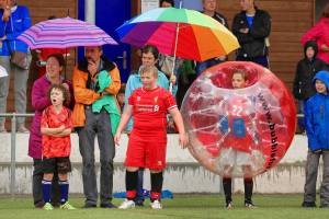 Im Schutz der Eltern: Elia, der "Ruud Gullit" von Sulz/LU am 2. Bubble Fussball Turnier des FC Hitzkirch auf dem Sportplatz Hegler Hitzkirch.
