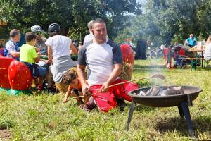 Attraktiver Boxenstopp in Altwis: Servelatbraten mit Feuerschutz (Photo by: www.studhalter.org)