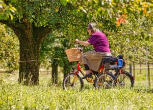 Fitte Seniorin auf coolem Dreirad (Photo by: www.studhalter.org)
