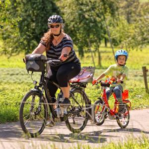 E-Bike mit Kindervelo aufgebockt (Photo by: www.studhalter.org)