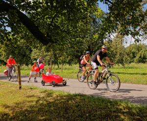 Velo mit Seifenkiste im Schlepptau (Photo by: www.studhalter.org)