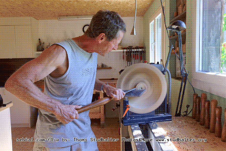 Häfliger Beat drechselt eine Holzschale in seiner Werkstatt in Gelfingen.