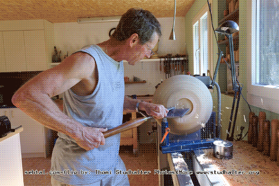 Häfliger Beat drechselt eine Holzschale in seiner Werkstatt in Gelfingen.