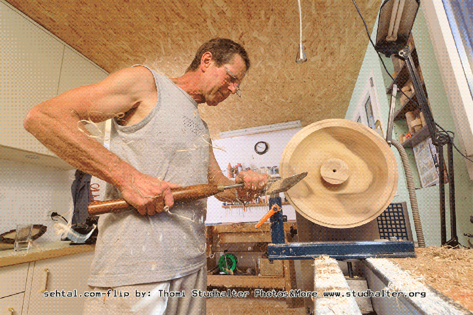 Häfliger Beat drechselt eine Holzschale in seiner Werkstatt in Gelfingen.