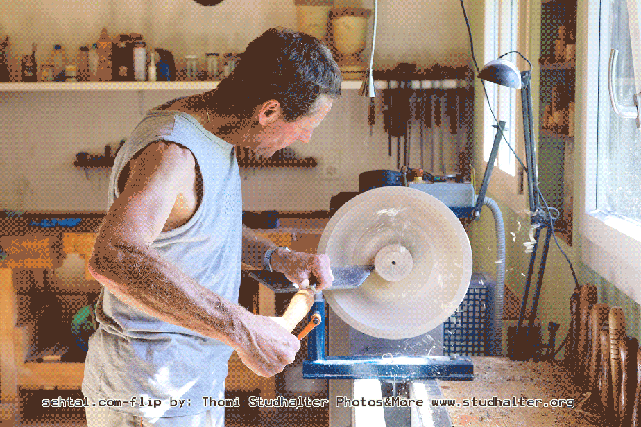 Häfliger Beat drechselt eine Holzschale in seiner Werkstatt in Gelfingen: Es fliegen die Späne...