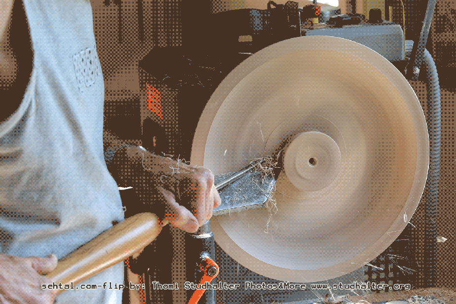 Häfliger Beat drechselt eine Holzschale in seiner Werkstatt in Gelfingen.