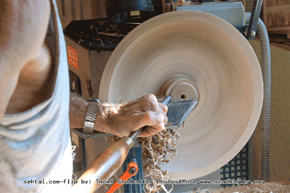 Häfliger Beat drechselt eine Holzschale in seiner Werkstatt in Gelfingen.