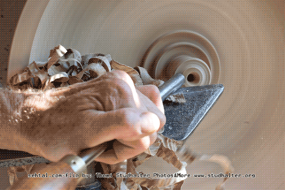 Häfliger Beat drechselt eine Holzschale in seiner Werkstatt in Gelfingen.