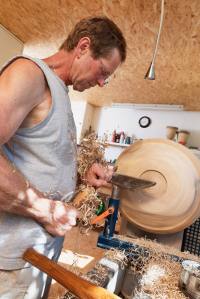 Vor Monaten hat Beat Häfiger eine Rohform gedrechselt und das Holzstück dann trocknen lassen. Nun entsteht aus dem Rohling eine filigrane Schale.