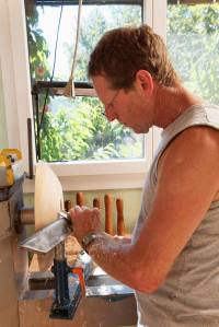 Vor Monaten hat Beat Häfiger eine Rohform gedrechselt und das Holzstück dann trocknen lassen. Nun entsteht aus dem Rohling eine filigrane Schale.