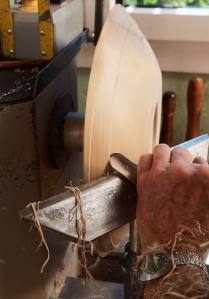 Vor Monaten hat Beat Häfiger eine Rohform gedrechselt und das Holzstück dann trocknen lassen. Nun entsteht aus dem Rohling eine filigrane Schale.