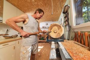 Vor Monaten hat Beat Häfiger eine Rohform gedrechselt und das Holzstück dann trocknen lassen. Nun entsteht aus dem Rohling eine filigrane Schale.