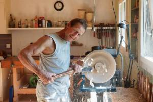 Vor Monaten hat Beat Häfiger eine Rohform gedrechselt und das Holzstück dann trocknen lassen. Nun entsteht aus dem Rohling eine filigrane Schale.