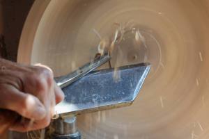 Vor Monaten hat Beat Häfiger eine Rohform gedrechselt und das Holzstück dann trocknen lassen. Nun entsteht aus dem Rohling eine filigrane Schale.